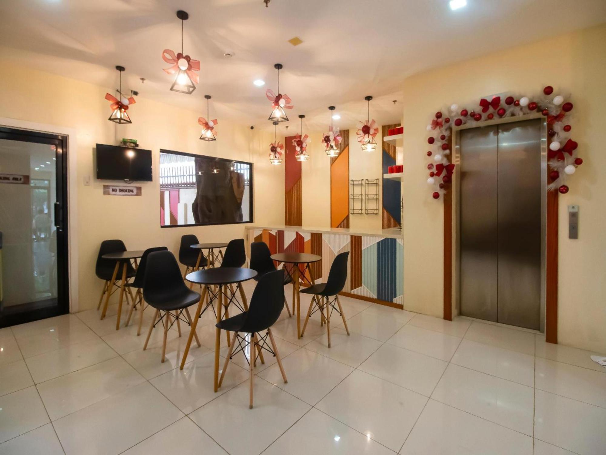 Super Oyo 832 The Teepee Place Hostel & Residence Inn سيبو المظهر الخارجي الصورة