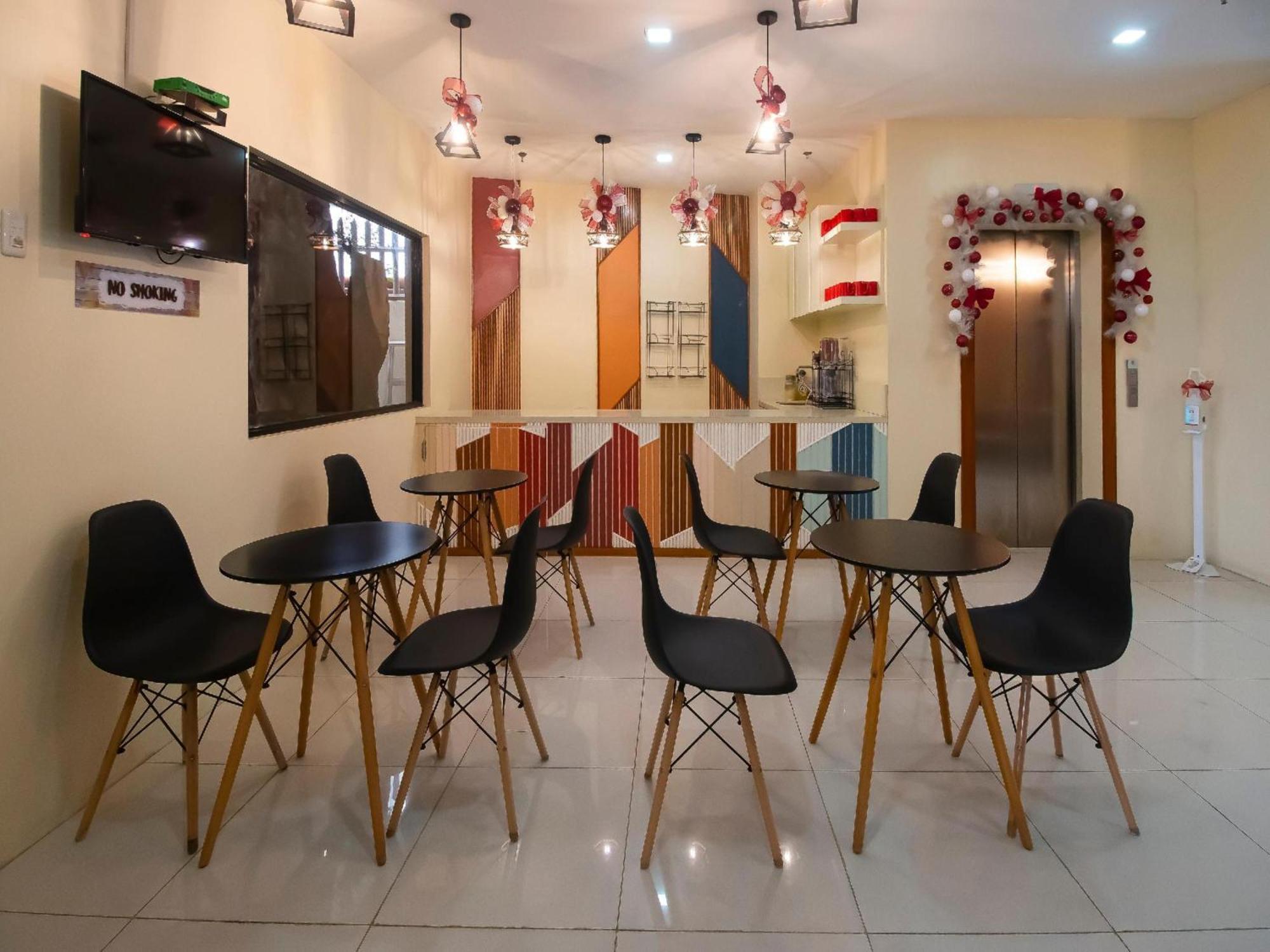 Super Oyo 832 The Teepee Place Hostel & Residence Inn سيبو المظهر الخارجي الصورة